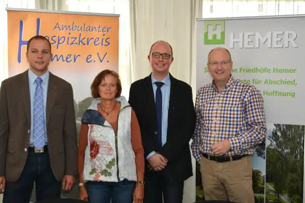 Stellten die Informationsreihe vor (v.l.): Jörn Knipping (Bürgerbüro-Leiter), Barbara Fricke (Hospizkreis Hemer), Markus Falk (Friedhofsverwaltung) und Schirmherr Michael Esken (Bürgermeister) - Foto: Stadt Hemer.