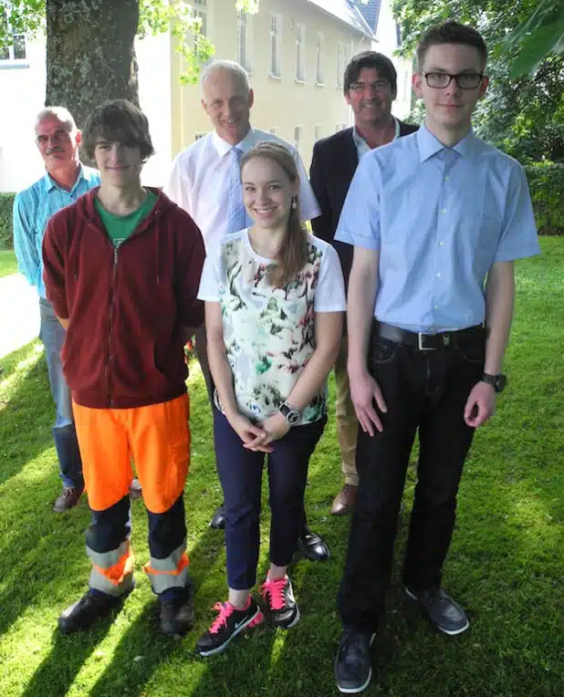 Samuel Naumann (1. Reihe links) hat am 1. August als Auszubildender zum Tiefbaufacharbeiter bei der Gemeinde Burbach begonnen. Sina Lombarg (1. Reihe Mitte) und Jannik Danneels (1. Reihe rechts) konnten ihre Ausbildung erfolgreich beenden (Foto: Gemeinde Burbach).