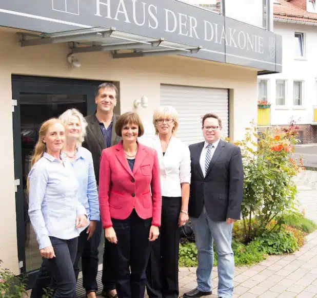 Katharina Nies-Bender erhält bei Dietmar Braun und Susanne Leiendecker von der Stiftung Diakoniestation Kreuztal in Kreuztal mit Unterstützung von Dr. Bettina Wolf, Birgit Riemer-Schnabel und Thomas Tolsdorf eine Jobperspektive (Foto: Agentur für Arbeit Siegen).