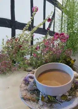 Wie gut Gerichte schmecken, die mit dem Naturprodukt Heu zubereitet sind, erleben die Besucher in Borgs Scheune in Züschen (Foto: Ferienwelt Winterberg).