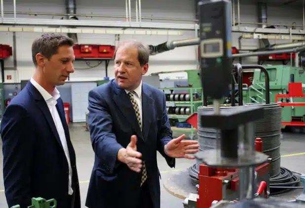 Landrat Andreas Müller war zu Besuch im EJOT-Werk in der Astenbergstraße, Bad Berleburg (Foto: EJOT Holding GmbH & Co. KG).