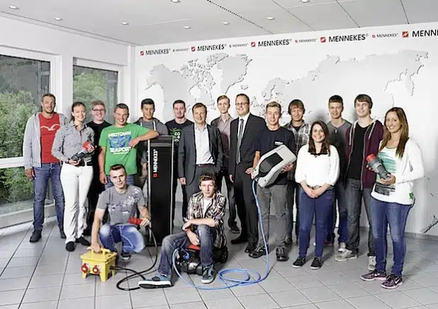 Von links nach rechts: Jonny Schöttes, Ruth Kraume, Michael Janky, Niklas Guntermann, Daniel Kellermann, Niklas Hilgefort, Christopher Mennekes, Tim Viereck, Stephan Herzig, Julian Japes, Felix Mester, Giuseppina Rubino, Dominik Nathe, Christian Picker und Elena Marie Behle. Vorne: Dennis Schwindt und Adrian Schulte - Foto: MENNEKES Elektrotechnik GmbH & Co. KG.