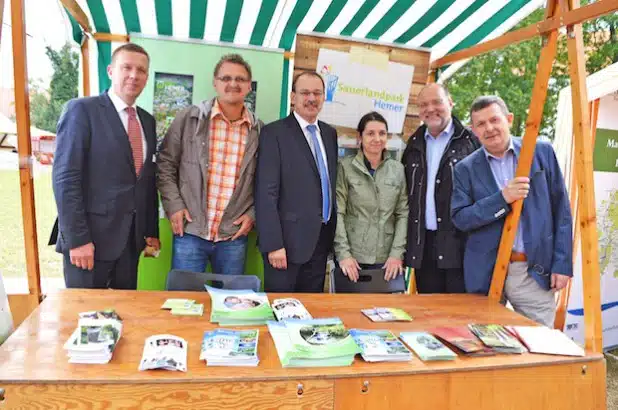 Offizieller Besuch am Hemer-Stand (von links): Landrat Christian Heinrich-Laschinski (Elbe-Elster), Bernd Dittrich, Landrat Thomas Gemke (MK), Kirsten Staubach, Wolfgang Römer und Landrat Adam Hajduk (Ratibor) - Foto: Fränkel/LKEE.