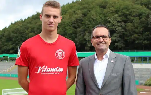 SFS-Abwehrspieler Til Bauman im Pokaltrikot mit Fritz Reuter (Marketing) - Foto: Sportfreunde Siegen