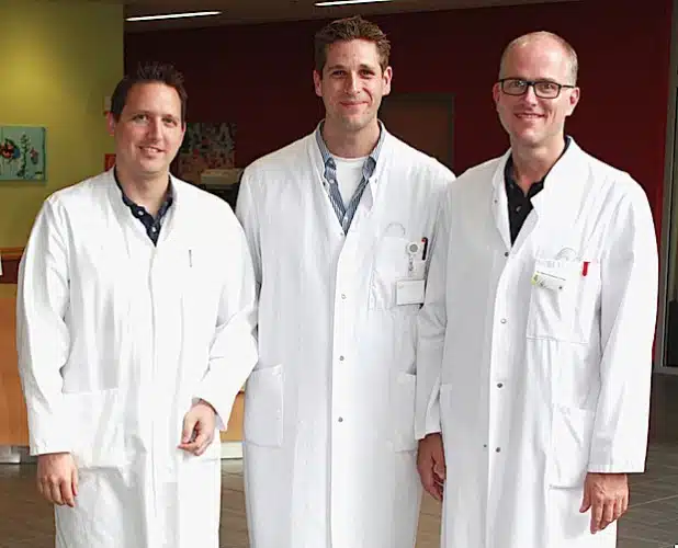 Der leitende Arzt Dr. Björn-Christian Vehse (rechts) und Chefarzt Dr. Stefan Beyerlein (links) begrüßen den neuen Oberarzt Dr. Christian Wolfgang Sippel (Mitte) auf dem Wellersberg (Foto: DRK-Kinderklinik Siegen gGmbH).