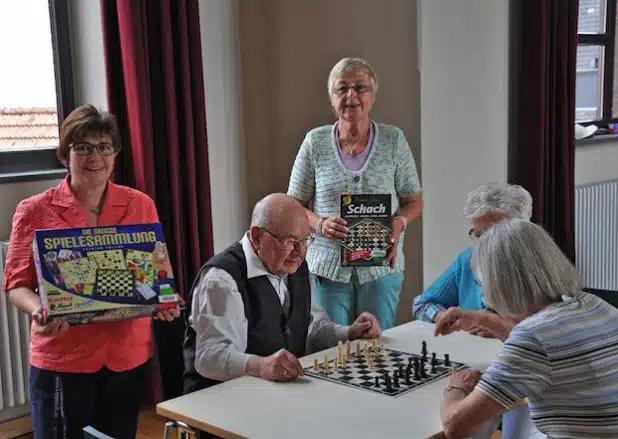 Freuen sich auf viele neue Gesichter und Mitspieler beim nächsten Seniorennachmittag (von links): Büchereileiterin Ulrike Weyrich, Schachspieler Dietrich Anz und Barbara Bürger, Mitarbeiterin der Stadtbücherei (Foto: Stadt Lippstadt).