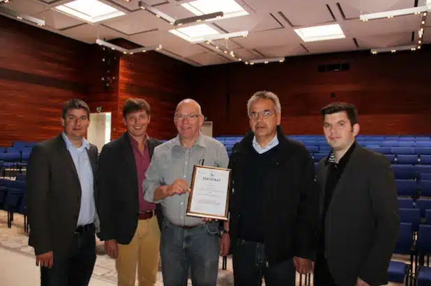 Von links: Bürgermeister Dr. Remco van der Velden, Schulleiter Ulrich Ledwinka, Bernhard Haneke, Dipl.Ing. Udo Heinrich und Thorsten Winter vom Gebäudemanagement der Stadt Geseke (Foto: Stadt Geseke).