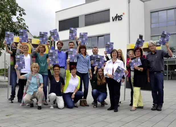 VHS-Leiterin Lieselotte Berthold (5. v.r.) und ihr Team stellten das Programm des Herbstsemesters 2014 vor (Foto: Stadt Iserlohn).