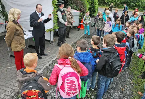 Landrat und Schirmherr Thomas Gemke begrüßte die ersten kleinen Teilnehmer an den Waldjugendspielen (Foto: Hendrik Klein/Märkischer Kreis).