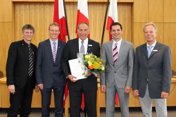 Nach 47 Jahren im Attendorner Rathaus wurde Dezernent Martin Vollmert (Bildmitte) vom Verwaltungsvorstand mit Bürgermeister Christian Pospischil (2. v.r.), Kämmerer Klaus Hesener (2. v.l.), Baudezernent Carsten Graumann (r.) und dem Personalrats-Vorsitzenden Andreas Preibisch (l.) in den Ruhestand verabschiedet (Foto: Hansestadt Attendorn).