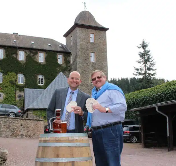 Am 12. September berichtet Attendorns Stadtarchivar Otto Höffer (rechts) in der Schatzkammer der Burg Schnellenberg im Rahmen seines „Herbstvortrages“ über den Großbrand auf der Burg Schnellenberg vor 125 Jahren. Darauf freut sich auch Thomas Bilsing (links) von der Burg Schnellenberg (Foto: Hansestadt Attendorn).