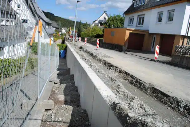 Die Gemeinde Bestwig erneuert zurzeit eine 31 Meter lange Stützmauer an der Franz-Hoffmeister-Straße in Ramsbeck (Foto: Gemeinde Bestwig).