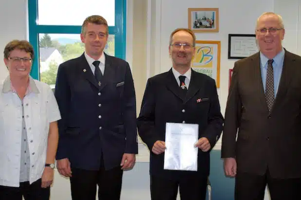 Bürgermeister Ralf Péus (r.) überreichte Andreas Schulte (2. v.r.) die Ernennungsurkunde zum Wehrführer der Freiwilligen Feuerwehr der Gemeinde Bestwig. Bürgeramtsleiterin Claudia Schmitten und der Stellvertretende Wehrführer Uwe Mikitta gratulierten (Foto: Gemeinde Bestwig).