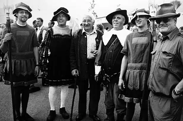 Der Schnadezug 1999 mit dem früheren Ortsvorsteher Kunibert Schmalohr (2. v.l.), dem damaligen Bürgermeister Bruno Péus (3. v.l.) und Stiftsjäger Lothar Fülling (4. v.l.) - Foto: Stadt Meschede.