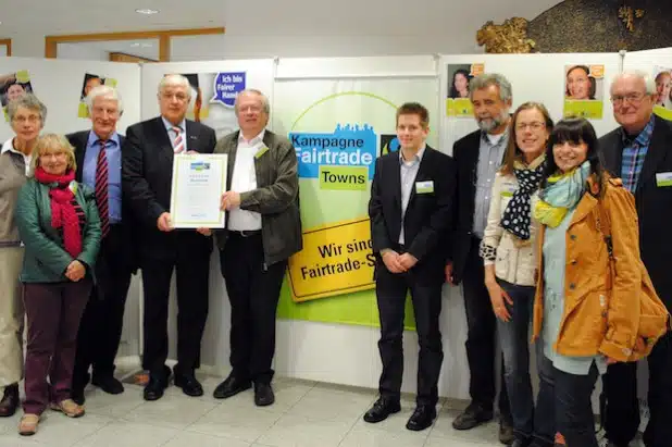 Aus der Hand von Fairtrade-Ehrenbotschafter Manfred Holz (3. v.l.) erhielten Bürgermeister Uli Hess und die Mitglieder der Steuerungsgruppe das Fairtrade-Siegel (Foto: Stadt Meschede).