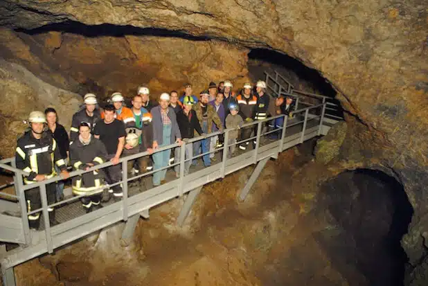 Unterstützt von der Freiwilligen Feuerwehr säuberten Aktive der Dorfgemeinschaft Velmede-Bestwig die Veledahöhle (Foto: Gemeinde Bestwig).