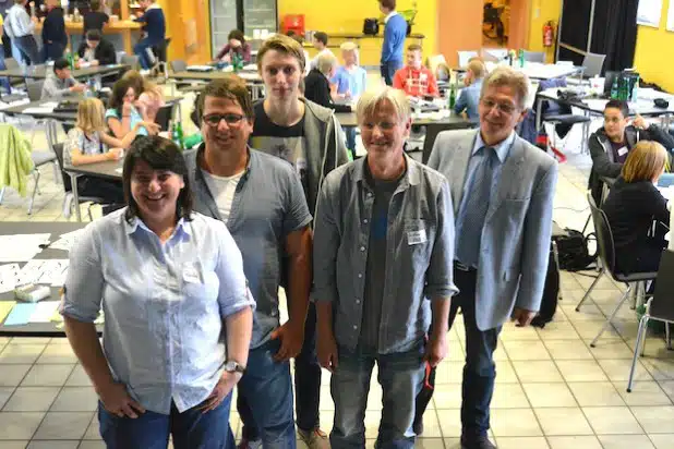 Freuten sich über den gelungenen Auftakt des Projekts „Medienscouts“ in Hemer (v.l.): Ranka Bijelic, Christian Möser (beide Referenten), Jörn van Craenenbroeck (ausgebildeter Medienscout), Michael Hoppe (Jugendhilfe) und Klaus Erdmann (Leiter des Amtes für Jugend, Familie, Senioren, Soziales) - Quelle: Stadt Hemer.