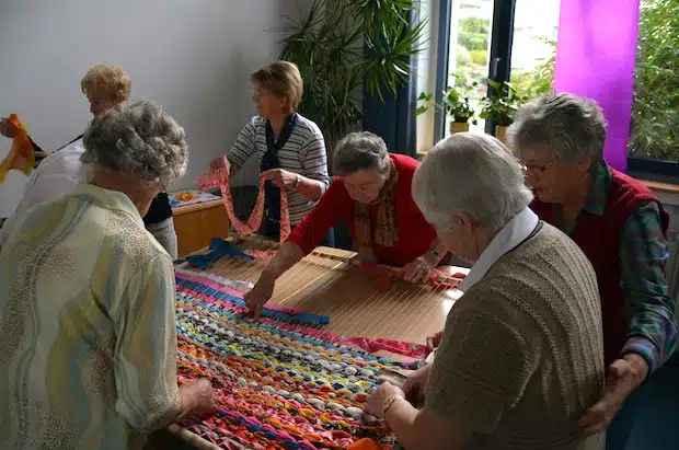 „Farben des Lebens“ lautete das Motto. Jeder Besucher brachte „seine“ Farbe mit, woraus ein gemeinsames Kunstwerk entstand (Foto: Diakonie Mark-Ruhr gemeinnützige GmbH).