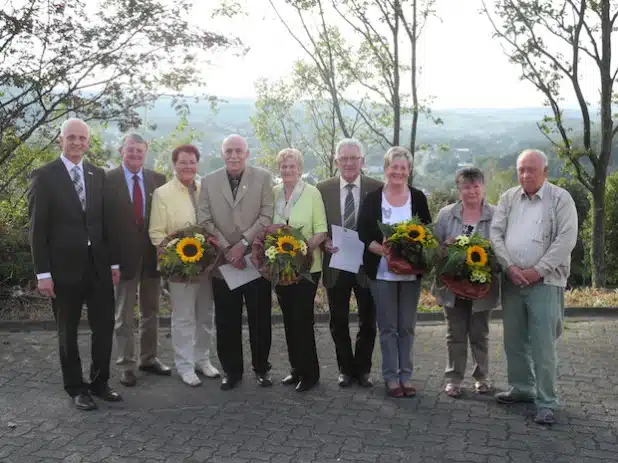 Bürgermeister Christoph Ewers (l.) zeichnete jetzt langgediente Kommunalpolitiker für ihr Engagement aus und bedankte sich mit einem Blumenstrauß bei den Ehefrauen: Gerhard und Hannelore Leiwen, Erich und Helga Otto, Leo und Helga Schröder, Gretel und Friedrich Beichler (Foto: Gemeinde Burbach).