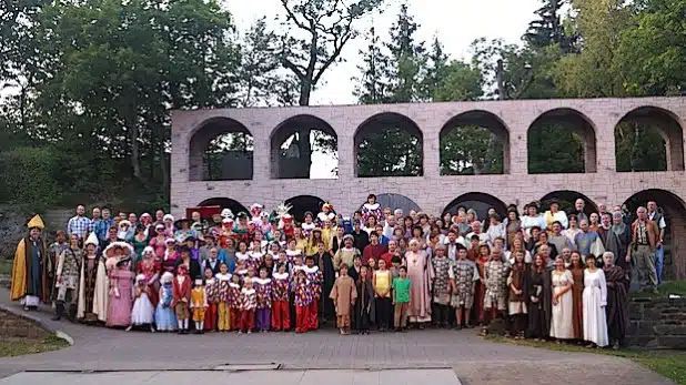 Zum Abschluss der Spielzeit verabschiedeten sich die Akteure beider Stücke von ihren Zuschauern (Foto: Freilichtbühne Hallenberg e.V.).