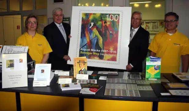 Stellten die Sonderbriefmarke von August Macke vor: Landrat Dr. Karl Schneider (2. v.r.) und Meschedes Bürgermeister Uli Hess (2. v.l.) mit den Mitarbeitern des Sonderpostamtes der Deutschen Post (Foto: Pressestelle HSK).