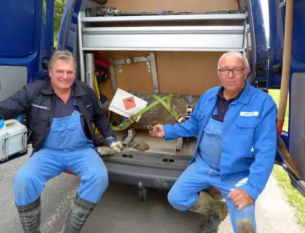 Gerd Matthee (r.) und Wolfgang Stief vom Kampfmittelbeseitigungsdienst mit der Fünf-Zentner-Bombe, die sie in Herringhausen entschärft haben (Foto: Stadt Lippstadt).