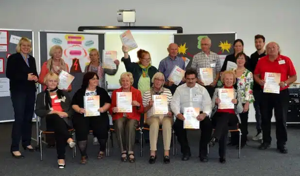 Zum Ende des EFI-Fortbildungsseminares überreichte die Erste Beigeordnete und Leiterin des Ressorts Generationen und Bildung der Stadt Iserlohn, Katrin Brenner (l.), den Teilnehmerinnen und Teilnehmern die Zertifikate (Foto: Stadt Iserlohn).