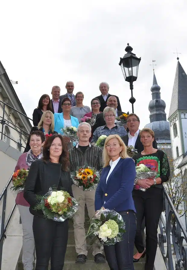 Glückwünsche zu zahlreichen 25- und 40-jährigen Dienstjubiläen sprachen Bürgermeister Christof Sommer (hintere Reihe, 2. v.l.) und der stellvertretende Personalratsvorsitzende Joachim Zimmermann (hintere Reihe r.) den Jubilaren der Stadtverwaltung Lippstadt aus (Foto: Stadt Lippstadt).