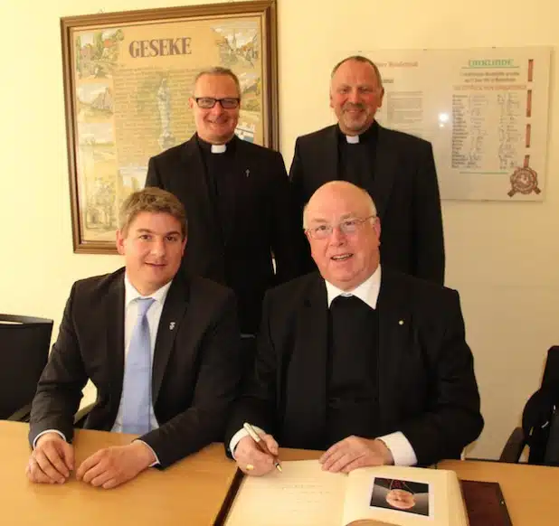 Zum Abschluss seines Besuchs in Geseke trug sich Erzbischof Hans-Josef Becker (v.r.) im Beisein von Bürgermeister Dr. Remco van der Velden (l.), Pastor Rainer Stahlhacke (h.l.) und Dechant Thomas Wulff (h.r.) in das Goldene Buch der Stadt ein (Foto: Stadt Geseke).