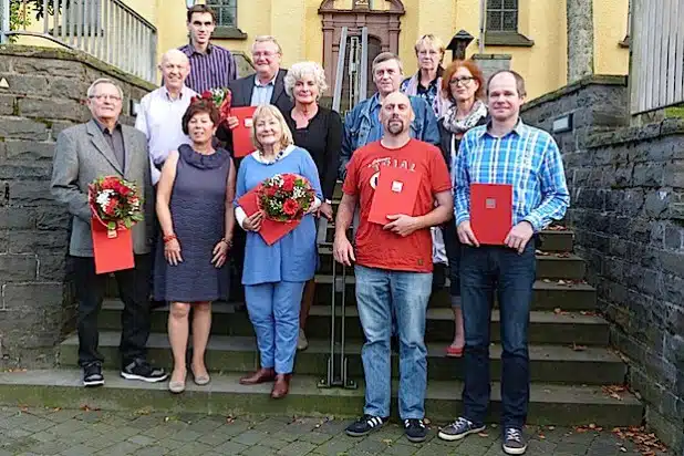 Gruppenfoto mit Jubilaren - Vorne von links: Lutz Schabelon, Sibille Niklas, Sabine Borchers, Sven Scharz und Richard Knipp. Mitte von links: Stephan Niederschlag, Reinhard Jung, MdB Petra Crone, Axel Knipp und Jutta Hecken-Defeld. Hinten links: Ludger Reuber. Hinten rechts: Inge Bruch (Foto: SPD-Ortsverein Wenden).