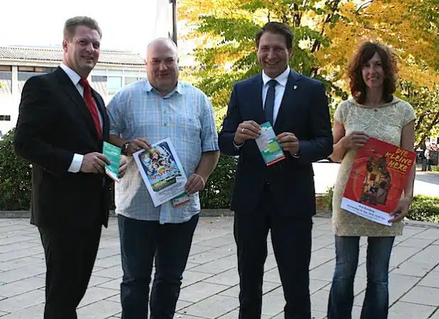 Henning Stern von der Sparkasse Burbach-Neunkirchen, Jugendpfleger Thilo Edelmann, Bürgermeister Bernhard Baumann und die Organisatorin Nicole Morgenschweis (von links) stellten jetzt das Programm der diesjährigen Kinderkulturwoche vor (Foto: Gemeinde Neunkirchen).