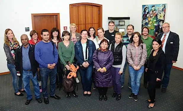 Elf Männer und Frauen verschiedener Nationalitäten besuchten jetzt das Soester Kreishaus und informierten sich (Foto: Thomas Weinstock/Kreis Soest).