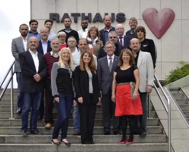 Der neue Integrationsrat stellte sich mit Bürgermeister Dr. Peter Paul Ahrens (1. Reihe, 3. v. rechts) zum Foto auf. Der Vorsitzende Mustafa El Bouziani steht in der letzten Reihe, 3. von links, Ludmila Esaulov in der 1. Reihe ganz rechts und Ercan Atay in der 1. Reihe ganz links (Foto: Stadt Iserlohn).