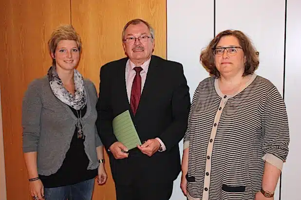 Landrat Frank Beckehoff gratulierte Sabine Krippendorf (rechts) und Sonja Hesse zur Wahl (Foto: Kreis Olpe).