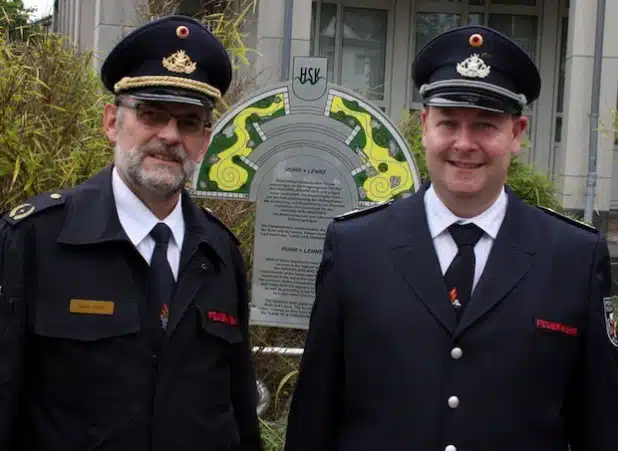 Der alte und der neue Kreisbrandmeister des Hochsauerlandkreises: Bernd Krause (r.) wird ab Dezember Nachfolger von Martin Rickert (l.) - Foto: Pressestelle HSK.