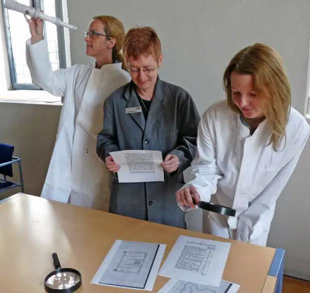 Christina Wulf (l.) und Anna Arens (r.) vom Jugend- und Familienbüro und Stadtarchivarin Dr. Claudia Becker freuen sich auf neugierige Kinder, die Lust haben, gemeinsam den Erfindungen aus alter und neuer Zeit auf die Spur zu kommen (Foto: Stadt Lippstadt).