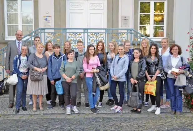 Mit ihren deutschen Gastschülern vom Evangelischen Gymnasium sowie den deutschen und ungarischen Lehrern waren die ungarischen Gymnasiasten aus Budapest zu Gast bei Bürgermeister Christof Sommer (links) - Foto: Stadt Lippstadt.