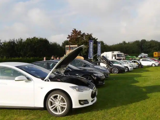 Konnten im Rahmen der Auftaktveranstaltung probegefahren werden: Elektrofahrzeuge von der Luxusklasse, über Sport-, Mittel und Kleinwagen sowie Pedelecs bis hin zum Müllfahrzeug (Foto: Stadt Iserlohn).