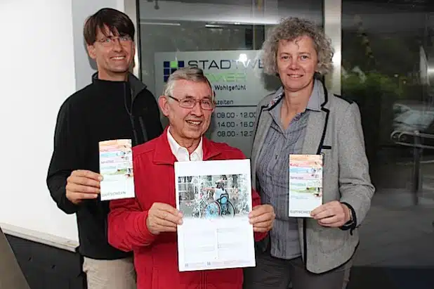 VHS-Leiter Achim Puhl und Stadtwerke-Geschäftsführerin Monika Otten beglückwünschen den Wettbewerbs-Sieger Rolf Bour (Mitte), dessen Gewinner-Motiv im 2015er SWH-Kalender zu sehen sein wird (Foto: SW Hemer).