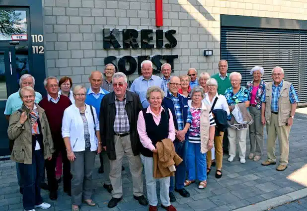 Während einer Führung durch das Rettungszentrum des Kreises Soest machten sich jetzt ehemalige Abteilungsleiter der Hella ein Bild von dem Gebäudekomplex und seinen einzelnen Dienststellen (Foto: Jürgen Bornemann/Kreis Soest).