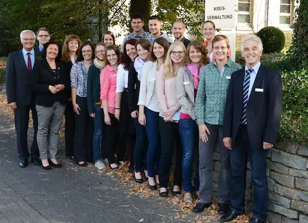 Während einer Feierstunde im Kreishaus blickte der Verwaltungsnachwuchs auf seine Ausbildungs- und Studienzeit zurück. Landrätin Eva Irrgang ( 3. v. l.) und Kreisdirektor Dirk Lönnecke (l.) gratulierten den Absolventinnen und Absolventen zu ihren guten Prüfungsergebnissen. Den Glückwünschen schlossen sich an: Franz Jütte (r.), Ausbildungsleiter, Ricarda Oberreuter (2. v. r.), Abteilungsleiterin für Personal, Elmar Diemel (2. v. l.) aus dem Ausbildungsbereich sowie Kathrin Lichte (7. v. l.) von der Jugend- und Auszubildendenvertretung (Foto: Judith Wedderwille/Kreis Soest).