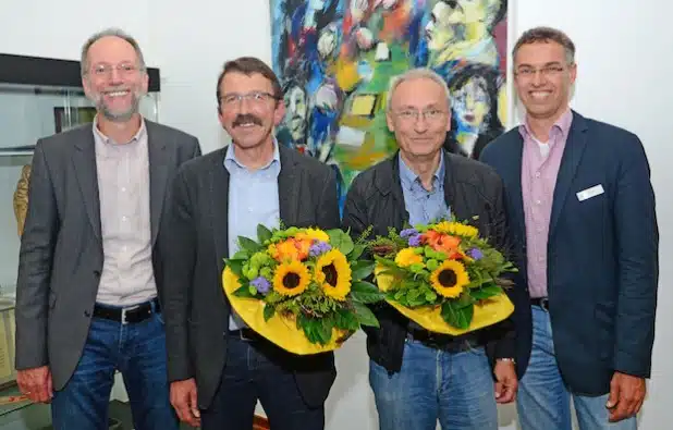 Achim Schmacks (links), Leiter des Bildungsbüros im Kreis Soest, und Dieter Hesse (rechts), Sprecher des Lenkungskreises der Bildungsregion Kreis Soest, verabschiedeten Jürgen Jaschke (2. von links) und Manfred Kramm und bedankten sich mit einem Blumenstrauß für die langjährige Mitarbeit (Foto: Thomas Weinstock/Kreis Soest).