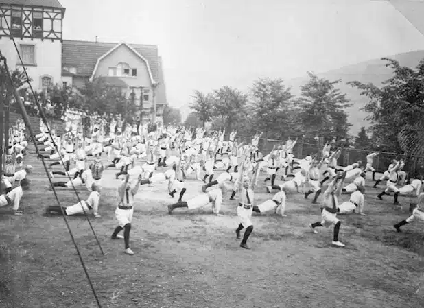 Turnen im damaligen Realgymnasium Altena (Foto: Kreisarchiv Märkischer Kreis).