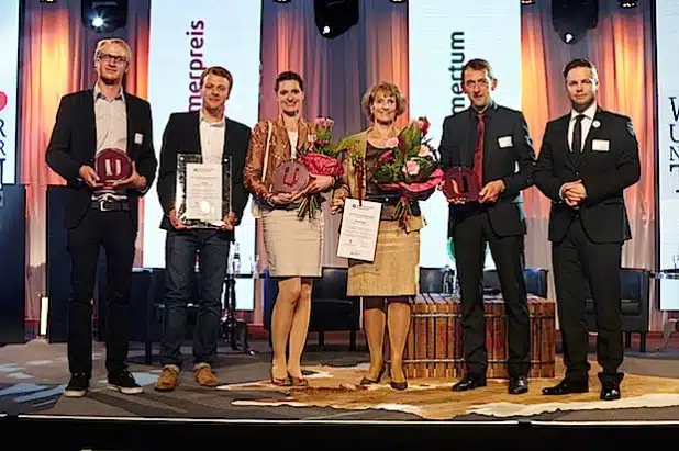 Von links nach rechts: Fabian Dünnebacke und Daniel Gierlichs (CopterArt, Preisträger in der Kategorie „Gründer“), Nadine Henneke und Angelika Schulte (KB Schmiedetechnik, Preisträger in der Kategorie „Projekt“) sowie Ralph Engel (eks Engel, Preisträger in der Kategorie „Unternehmer“) mit Torben K. Feil (Initiator „Unternehmerpreis Südwestfalen“) - Foto: Unternehmerverlag Südwestfalen GmbH.