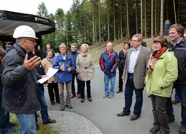 Bei einer Führung über die beiden Hochwasserrückhaltebecken "Herrlichkeit" und "Widey" erklärte Norbert Hurtig von der Wasserwirtschaft des Kreises Soest (l.) die Baumaßnahme von der Planung über die Bauausführung bis zur offiziellen Übergabe (Foto: Thomas Weinstock/Kreis Soest).