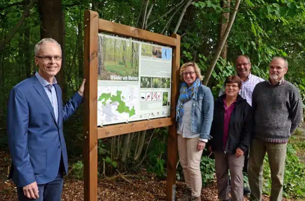 Welvers Bürgermeister Uwe Schumacher, Jutta Münstermann (Natur- und Landschaftsschutz des Kreises), Luise Hauswirth (ABU), Hans Wilms (Bauhof der Gemeinde Welver) und Peter Meier (Lehr- und Versuchsforstamt Arnsberger Wald) trafen sich in Kirchwelver zur Einweihung der neuen Hinweistafeln (v.l.) - Foto: Wilhelm Müschenborn/Kreis Soest.