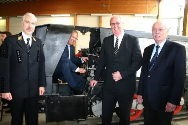 Gruppenbild zum 40-jährigen Bestehen des Besucherbergwerks (v.l.): Jochen Hasse (Sachtleben), Landrat Dr. Karl Schneider, Bürgermeister Ralf Péus und Alfred Braun (Förderverein) - Foto: Gemeinde Bestwig.