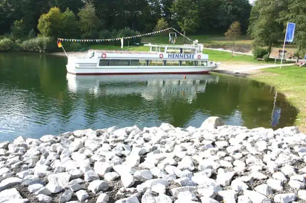 Die Bucht mit dem Bootsanleger wird weiter aufgewertet. Eine neue Holzterrasse wird zum Picknicken einladen. Und der Balkon bietet einen ganz neuen Blick zum Hennedamm und zum Wasser.