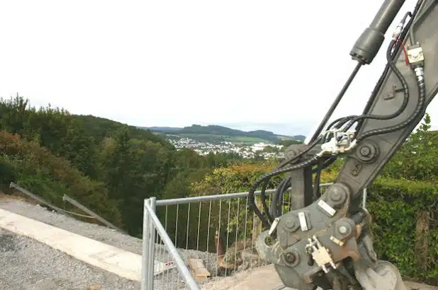 Ein fantastischer Ausblick bietet sich künftig von der großen Aussichtsplattform oberhalb der Himmelstreppe direkt auf dem Hennedamm (Fotos: Stadt Meschede).