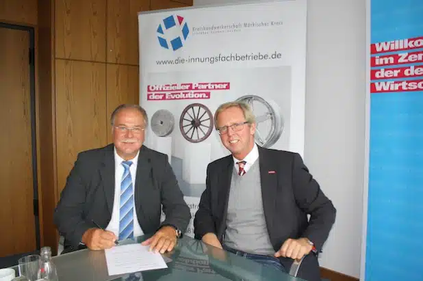 Walter Jung (l.) und Dirk H. Jedan vereinbarten eine enge Kooperation für die Zukunft (Foto: Kreishandwerkerschaft Märkischer Kreis).